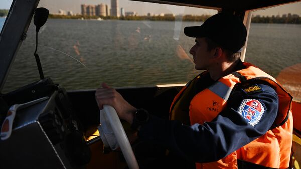 Сотрудник Московской городской поисково-спасательной службы на водных объектах патрулирует водоем