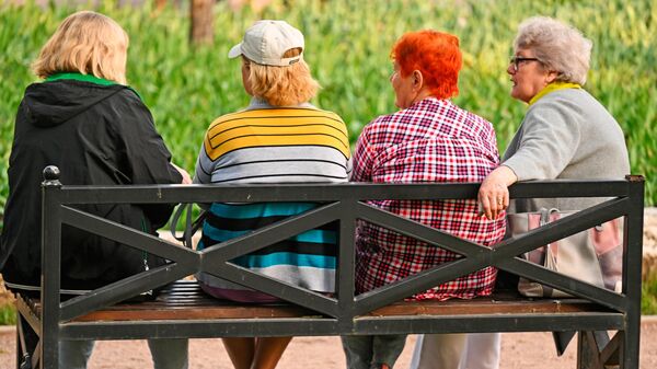 Женщины на скамейке в парке Цветник в Пятигорске