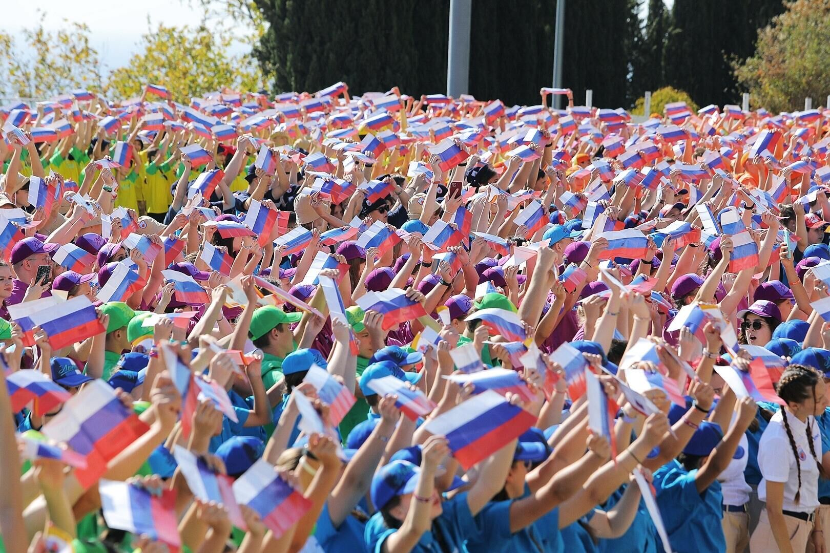 Участники акции, посвященной Дню воссоединения ДНР, ЛНР, Запорожской и Херсонской областей с РФ, на территории Международного детского центра Артек в Крыму - РИА Новости, 1920, 29.09.2023