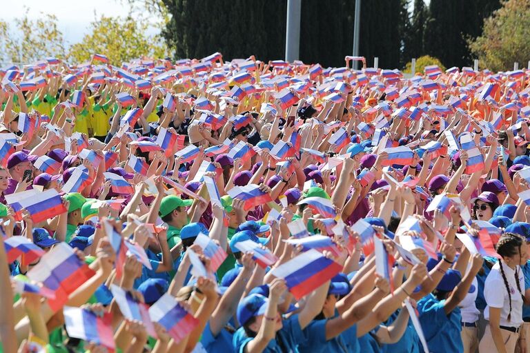 Участники акции, посвященной Дню воссоединения ДНР, ЛНР, Запорожской и Херсонской областей с РФ, на территории Международного детского центра Артек в Крыму