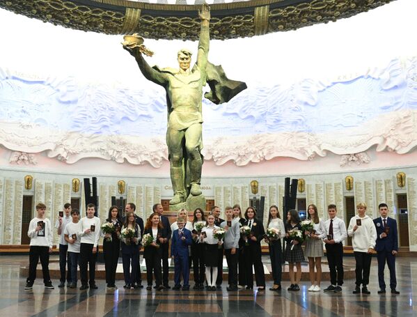 Молодые граждане новых регионов на торжественной церемонии вручения им паспортов Российской Федерации в Зале воинской Славы Музея Победы на Поклонной горе
