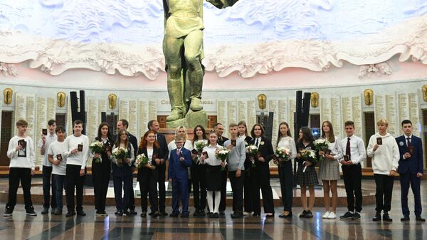 Молодые граждане новых регионов на торжественной церемонии вручения им паспортов Российской Федерации в Зале воинской Славы Музея Победы на Поклонной горе