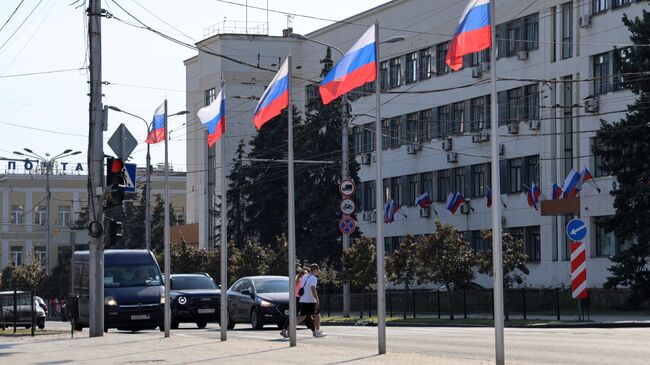 Российские флаги на одной из улиц Донецка. Тридцатого сентября в России отмечается День воссоединения Донецкой Народной Республики, Луганской Народной Республики, Запорожской и Херсонской областей с Россией