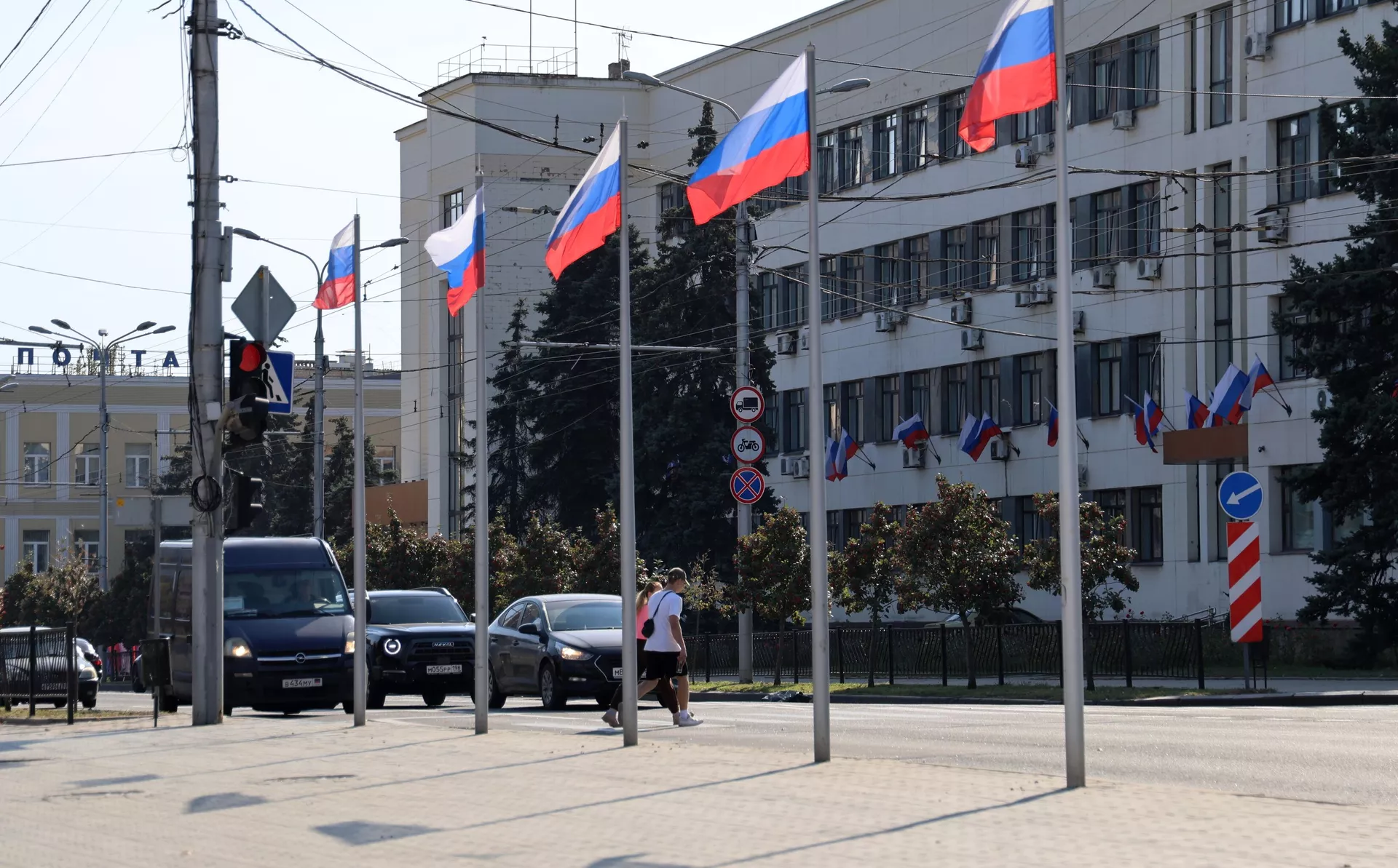 Российские флаги на одной из улиц Донецка. Тридцатого сентября в России отмечается День воссоединения Донецкой Народной Республики, Луганской Народной Республики, Запорожской и Херсонской областей с Россией