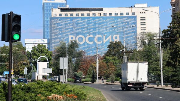 Баннер Россия на фасаде одного из зданий в Донецке