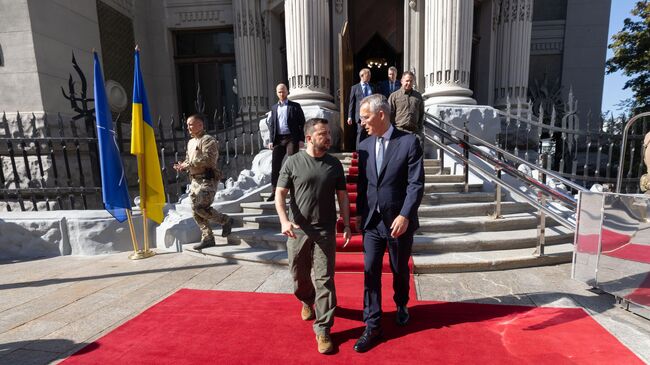 Генеральный секретарь НАТО Йенс Столтенберг и президент Украины Владимир Зеленский во время встречи в Киеве