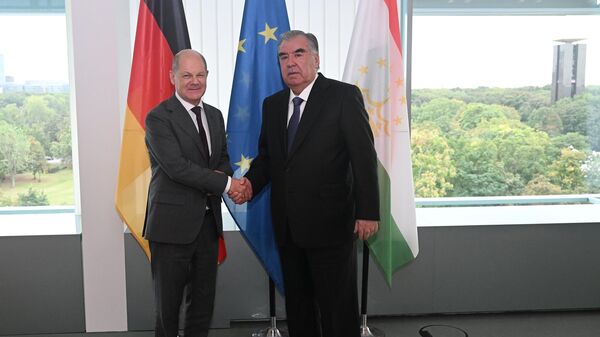 Федеральный канцлер ФРГ Олаф Шольц и президент Таджикистана Эмомали Рахмон во время встречи в Берлине