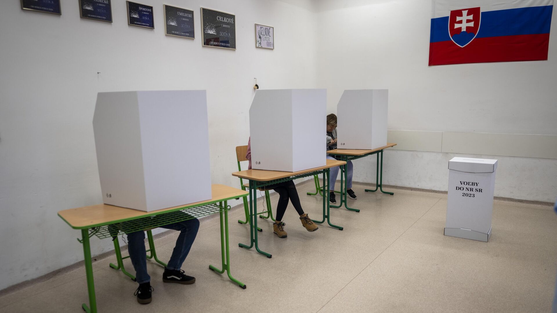 Избиратели заполняют свои бюллетени на избирательном участке в Братиславе, Словакия - РИА Новости, 1920, 01.10.2023