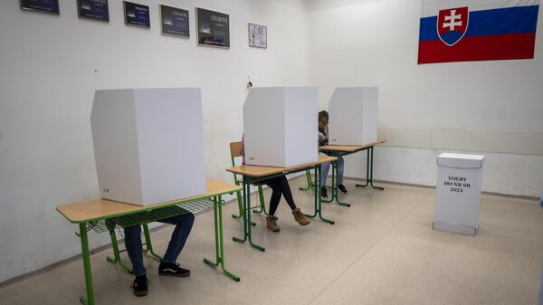 Избиратели заполняют свои бюллетени на избирательном участке в Братиславе, Словакия