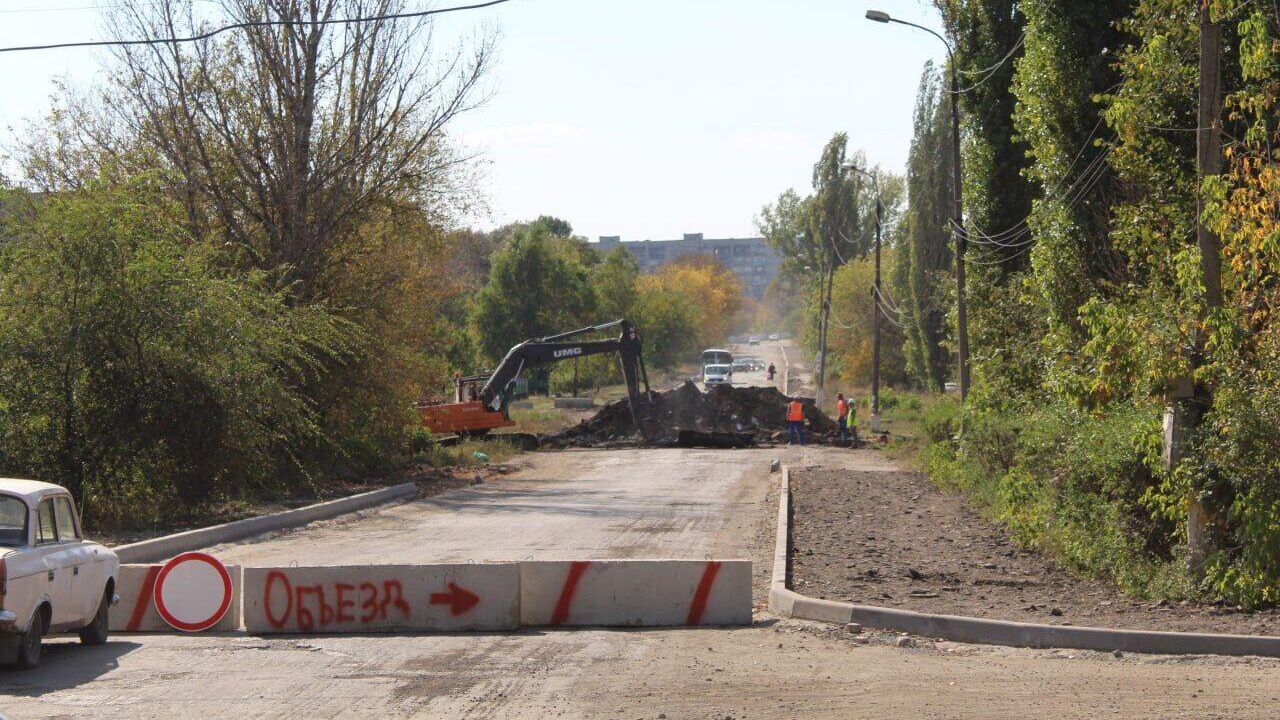 Иркутская область восстанавливает дороги в подшефном городе Кировске в ЛНР  - РИА Новости, 30.09.2023