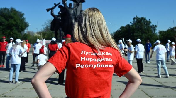 Участники праздничных мероприятий, посвященных Дню воссоединения новых регионов с Россией, в Луганске