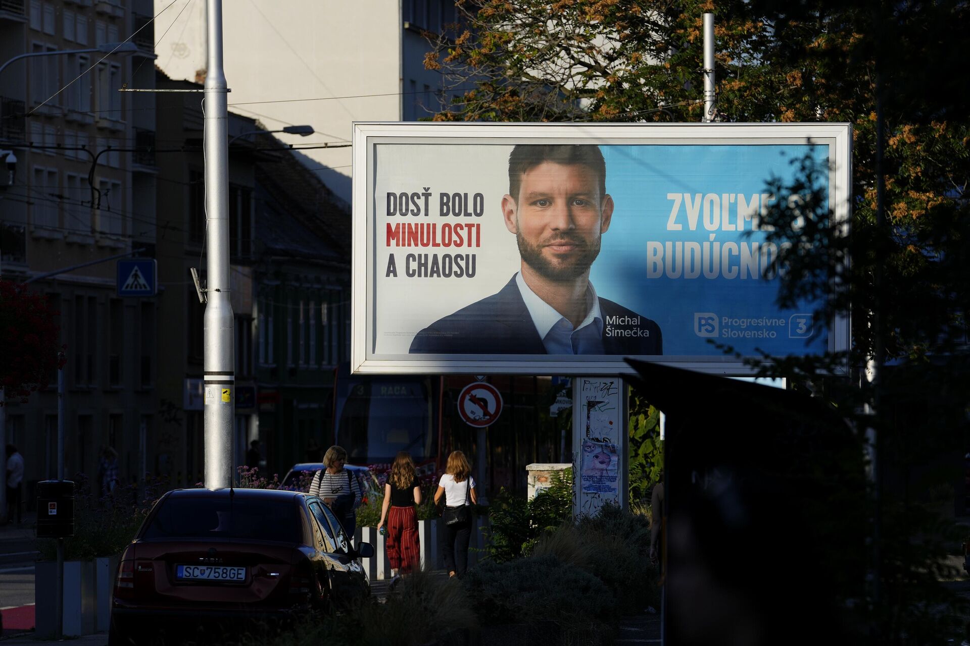 Предвыборный плакат партии Progresivne Slovensko за день до досрочных всеобщих выборов в Братиславе в Словакии - РИА Новости, 1920, 23.12.2024