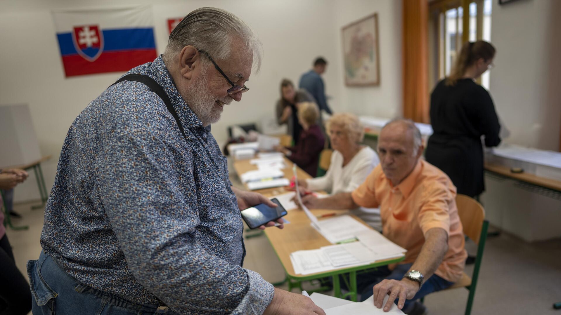 Мужчина голосует на избирательном участке в Братиславе в Словакии - РИА Новости, 1920, 23.03.2024