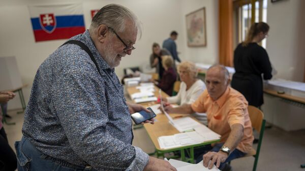 Мужчина голосует на избирательном участке в Братиславе в Словакии