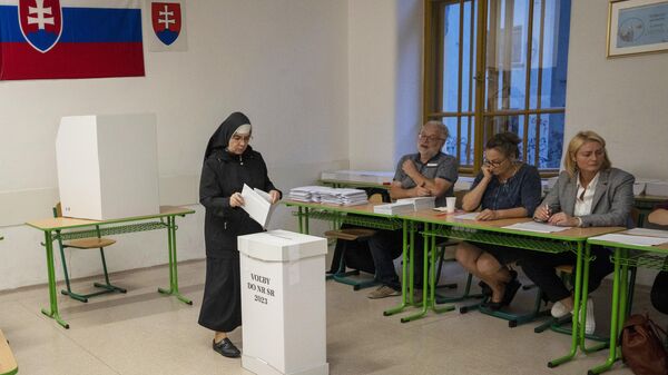 Католическая монахиня голосует на избирательном участке в Братиславе в Словакии. 30 сентября 2023