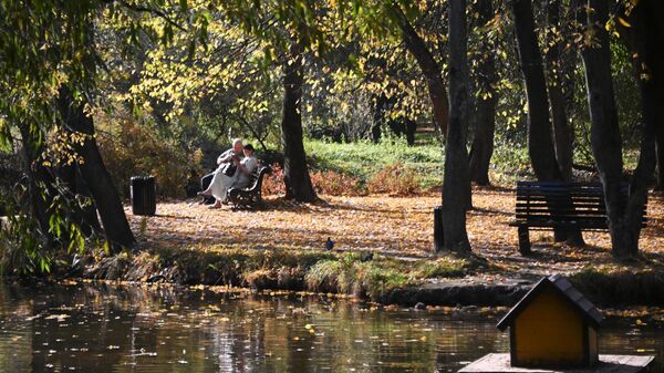 Люди отдыхают в Воронцовском парке в Москве