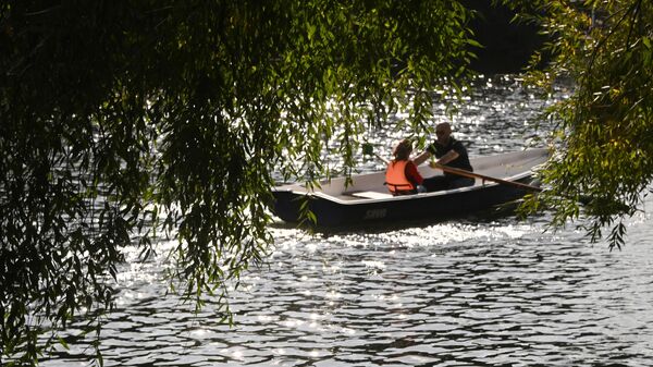 Люди катаются в лодке в Воронцовском парке в Москве