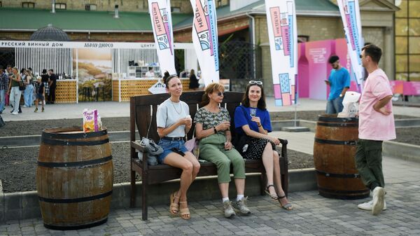 Посетители на гастрономическом фестивале Черноморская винная неделя в Абрау-Дюрсо