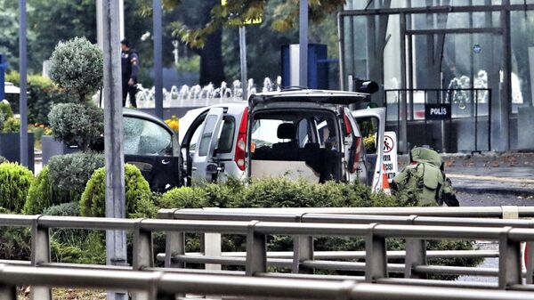 Сапер работает рядом с автомобилем после взрыва в Анкаре. 1 октября 2023