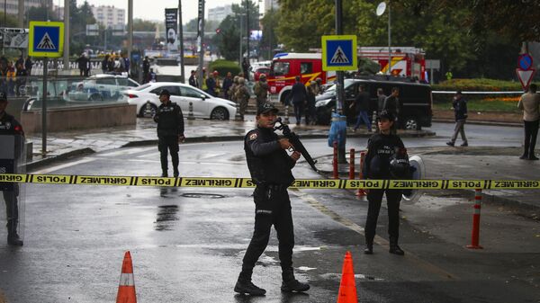Турецкие полицейские и силы безопасности оцепляют территорию после взрыва в Анкаре