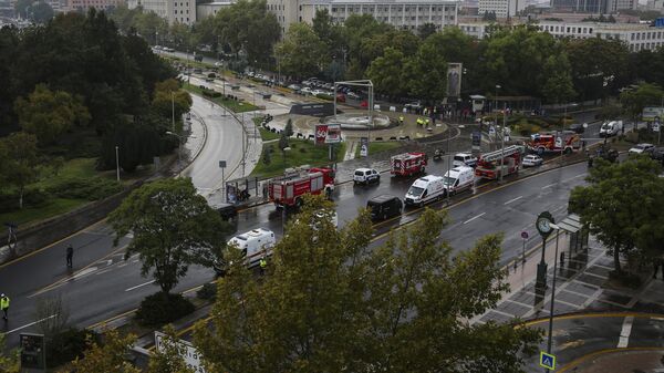 Турецкие силы безопасности оцепляют территорию возле парламента Турции и Министерства внутренних дел после взрыва в Анкаре. 1 октября 2023