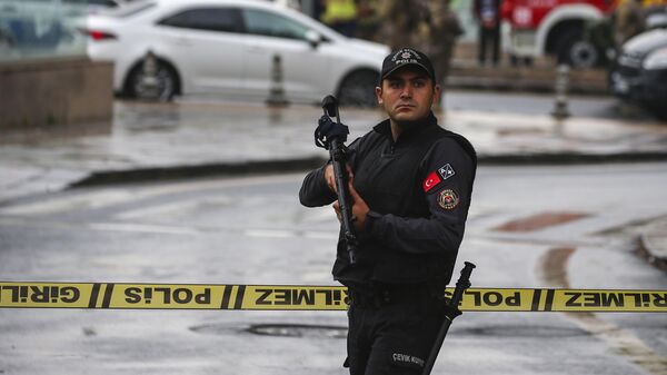 Сотрудник турецких сил безопасности возле оцепленной зоны после взрыва в Анкаре. 1 октября 2023