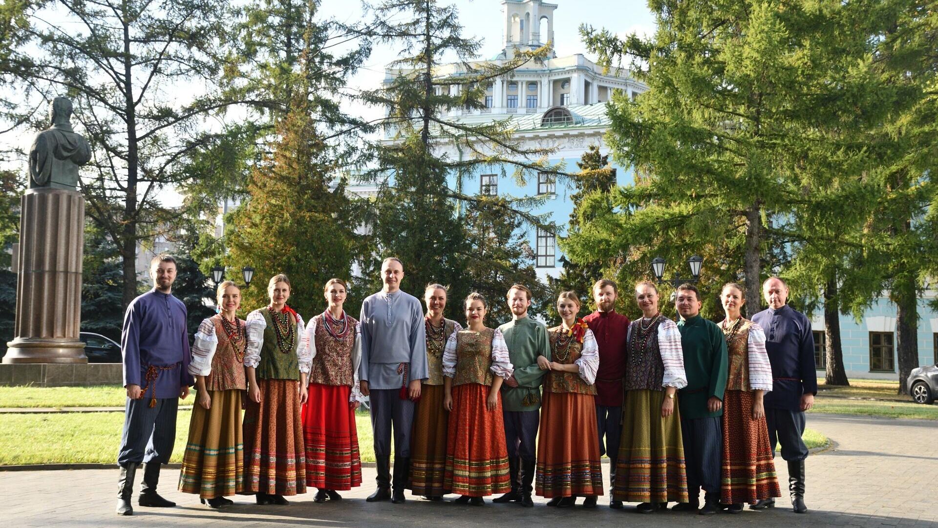 Фольклорный ансамбль Услада из Тульской области перед Центральным Домом Российской Армии а Москве - РИА Новости, 1920, 01.10.2023