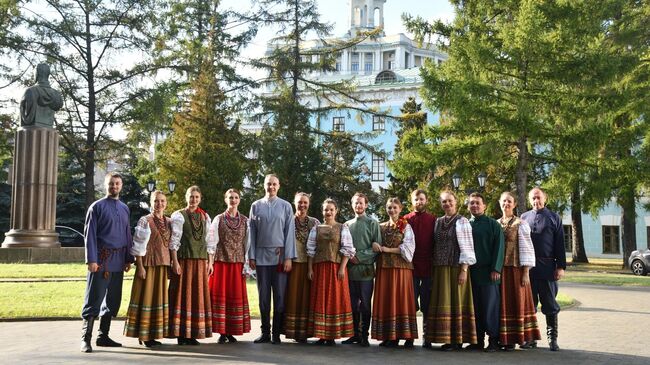 Фольклорный ансамбль Услада из Тульской области перед Центральным Домом Российской Армии а Москве