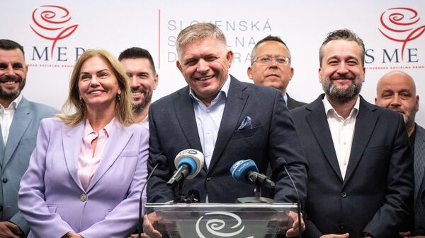 Председатель Smer Роберт Фицо (в центре) на пресс-конференции в штаб-квартире партии после досрочных парламентских выборов в Братиславе, Словакия