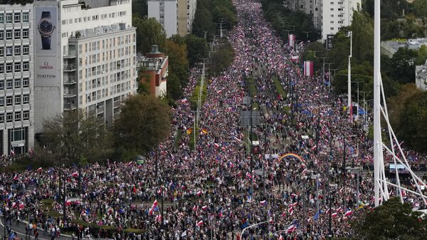 Польская оппозиция на многотысячном марше против правящей партии в Варшаве, Польша