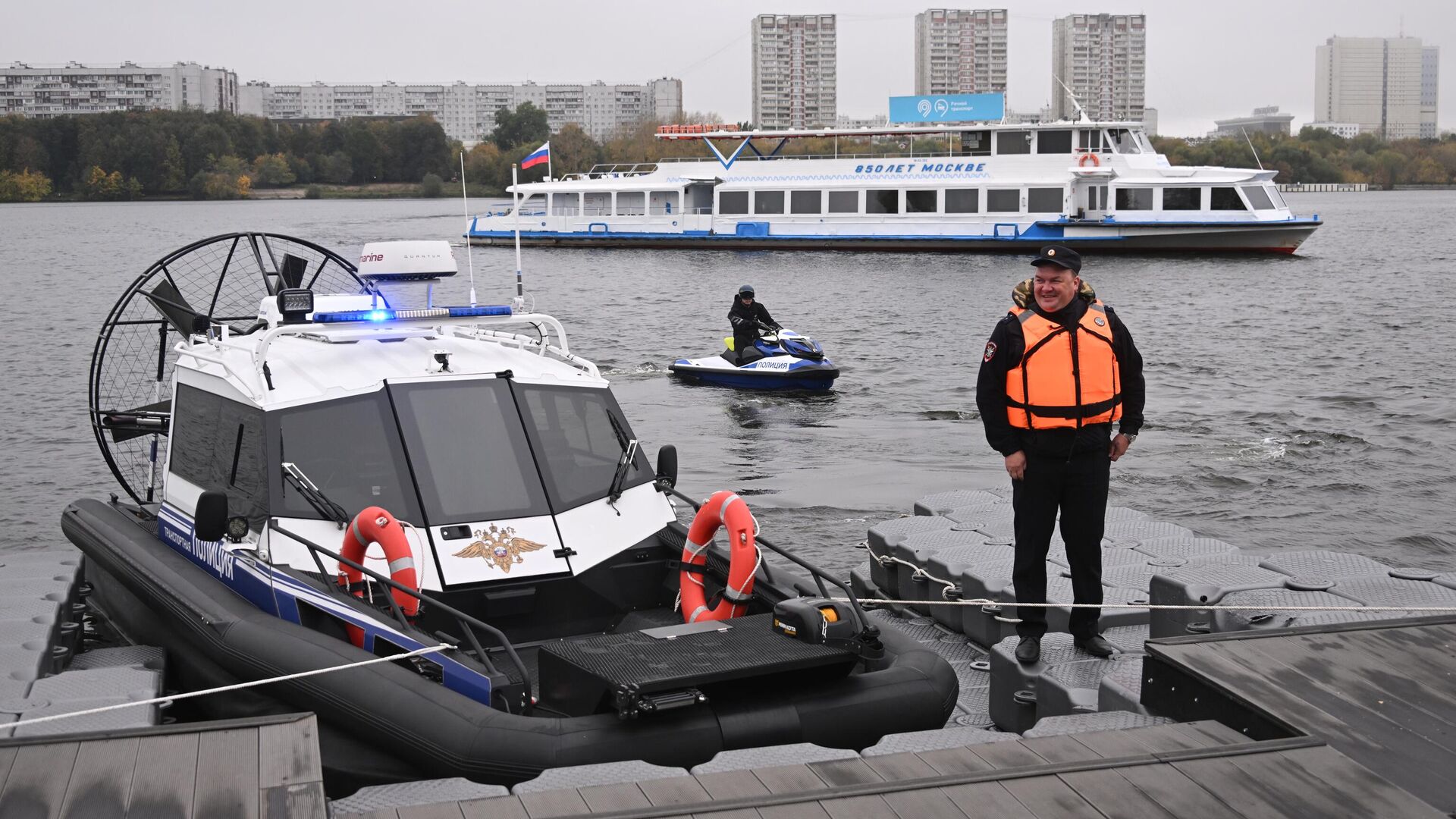 Сотрудник полиции у аэролодки отечественного производства, переданной Мосгортрансом транспортной полиции МВД России, у Северного Речного вокзала в Москве. 2 октября 2023 - РИА Новости, 1920, 02.10.2023