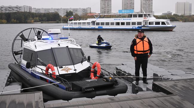 Сотрудник полиции у аэролодки отечественного производства, переданной Мосгортрансом транспортной полиции МВД России, у Северного Речного вокзала в Москве. 2 октября 2023