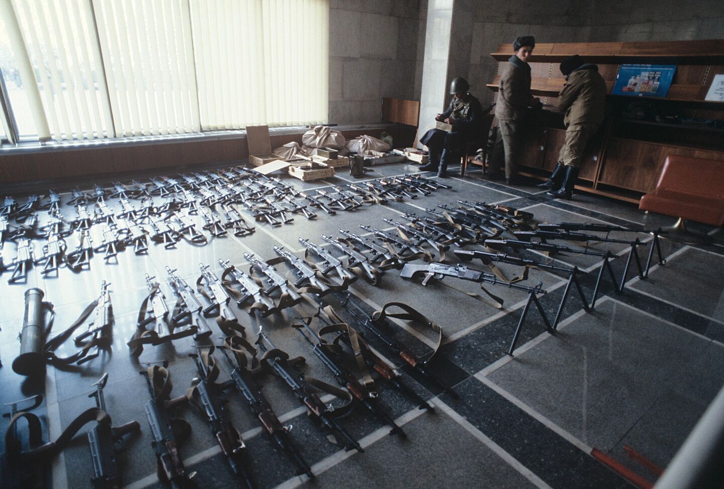 События 21 сентября — 5 октября 1993 года в Москве.
Оружие, найденное в здании Верховного Совета РФ (Дом Советов). События 21 сентября — 5 октября 1993 года в Москве.
Оружие, найденное в здании Верховного Совета РФ (Дом Советов).
