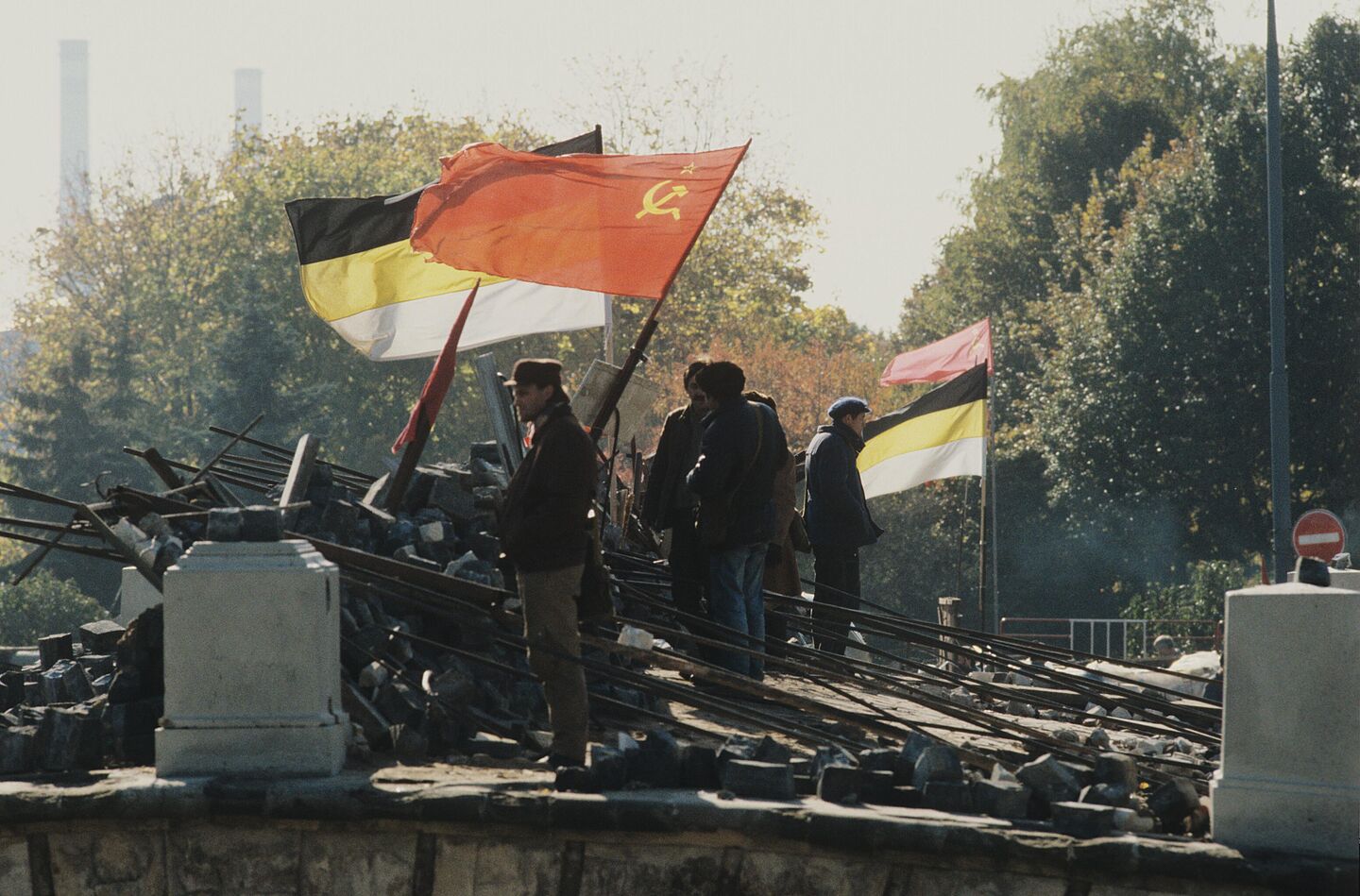 События 21 сентября — 5 октября 1993 года в Москве.
Баррикады сторонников Верховного Совета РФ у Дома Советов События 21 сентября — 5 октября 1993 года в Москве.
Баррикады сторонников Верховного Совета РФ у Дома Советов