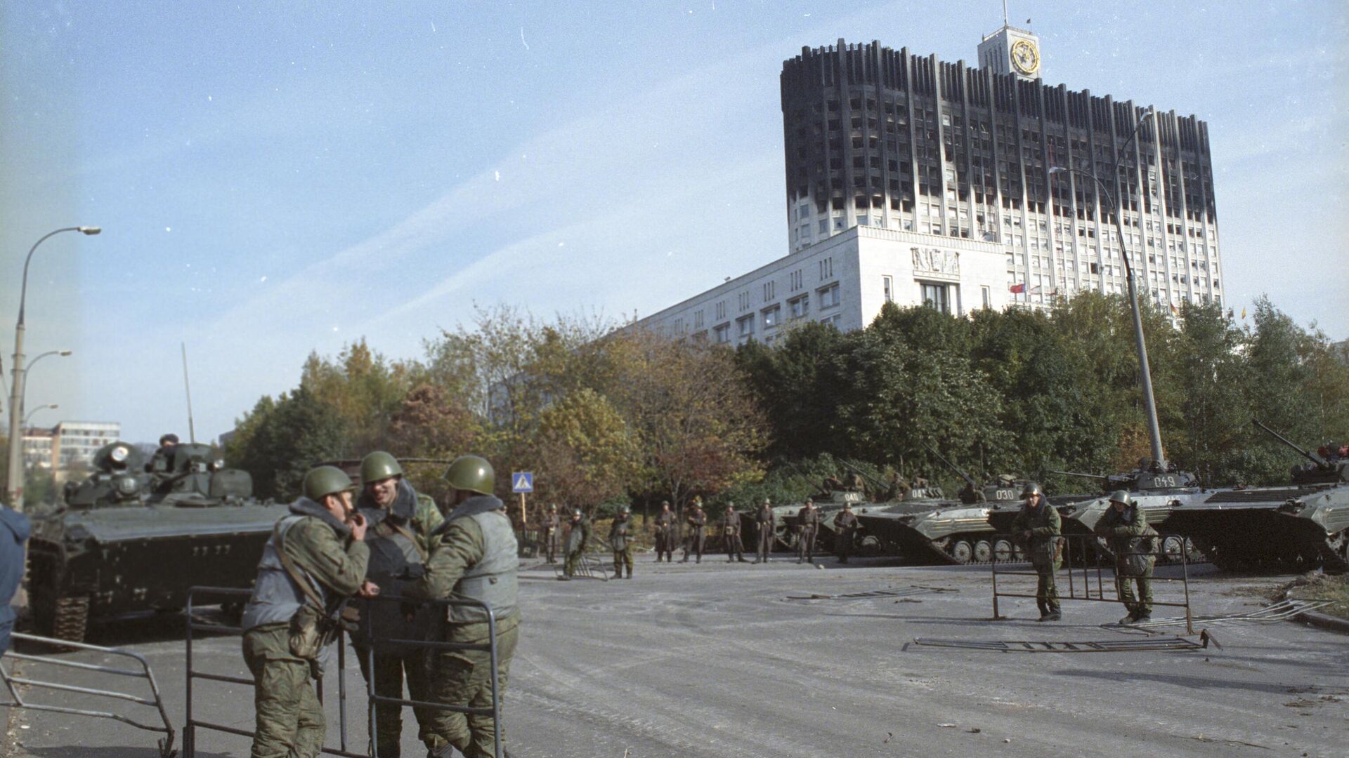 Дом Советов РФ на площади Свободы в Москве 4 октября 1993 года был обстрелян войсками, введенными в столицу в результате конфликта между депутатами Верховного Совета и исполнительной властью России во главе с президентом Борисом Ельциным - РИА Новости, 1920, 24.10.2023