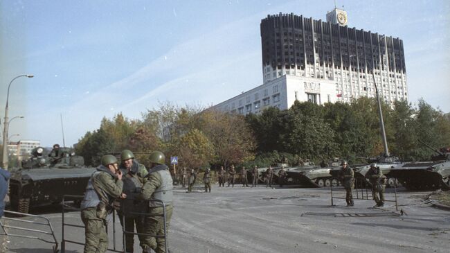 Дом Советов РФ на площади Свободы в Москве 4 октября 1993 года был обстрелян войсками, введенными в столицу в результате конфликта между депутатами Верховного Совета и исполнительной властью России во главе с президентом Борисом Ельциным