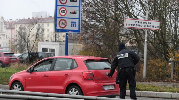 Французский полицейский проверяет автомобиль