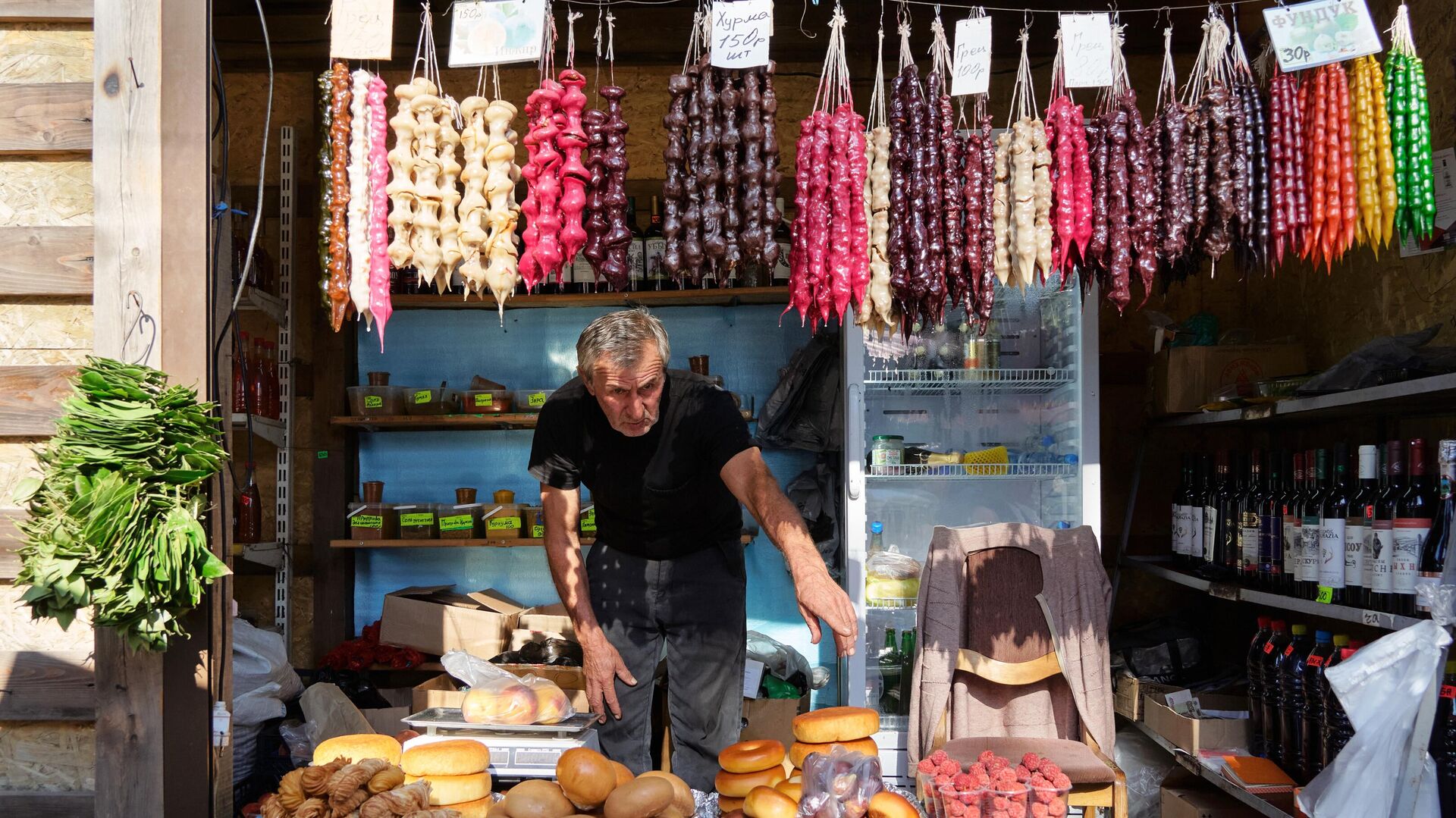Продавец чурчхелы за прилавком на рынке в городе Новый Афон в Абхазии - РИА Новости, 1920, 23.04.2024