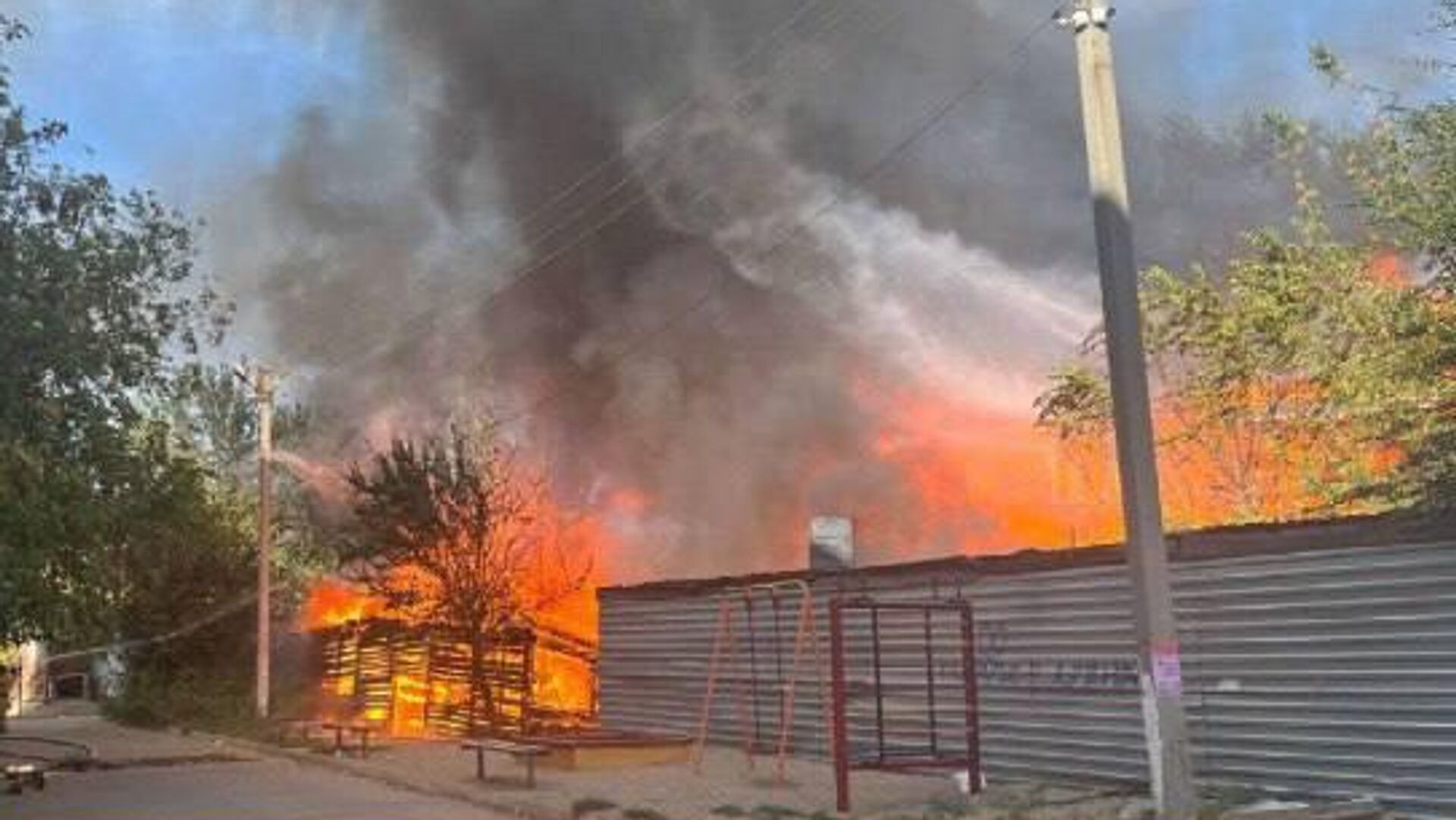 Пожар в Трусовском районе Астрахани. 2 октября 2023 - РИА Новости, 1920, 02.10.2023