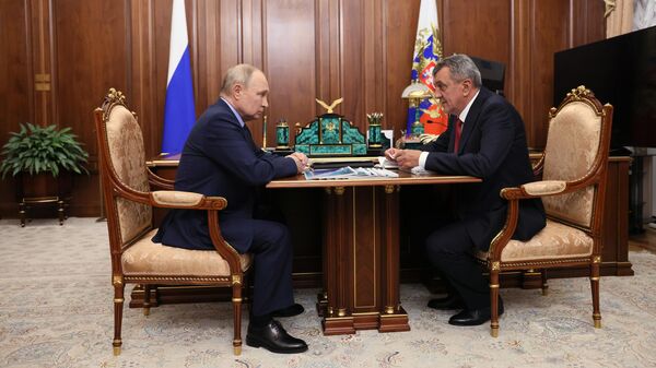 Президент РФ Владимир Путин и глава Республики Северная Осетия - Алания Сергей Меняйло во время встречи