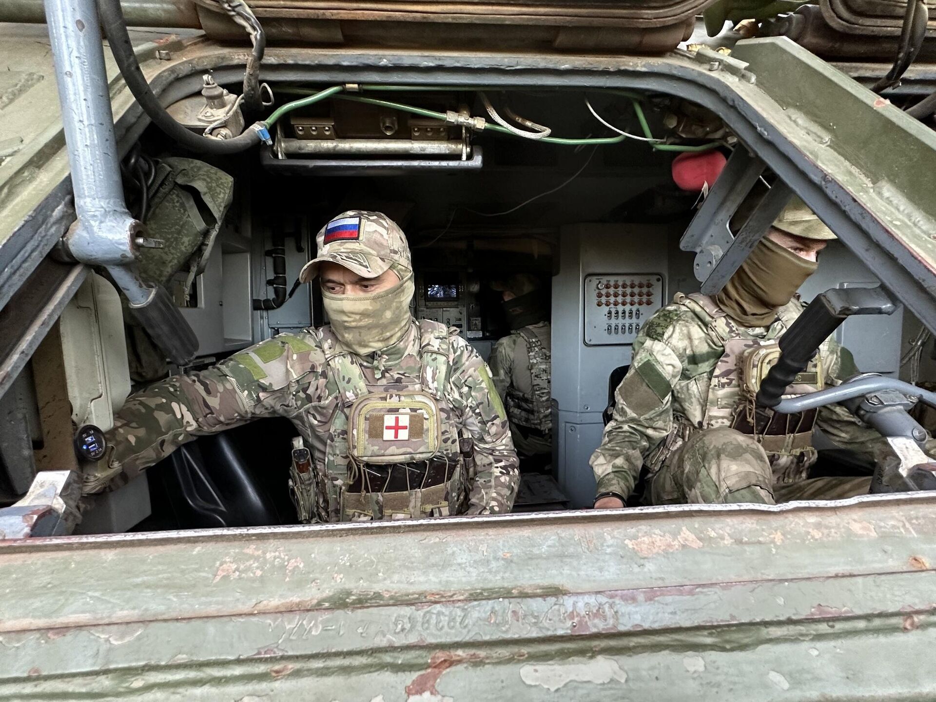 Замначальника расчета с позывным Пуля и мехвод Форс за боевой работой Замначальника расчета с позывным Пуля и мехвод Форс за боевой работой