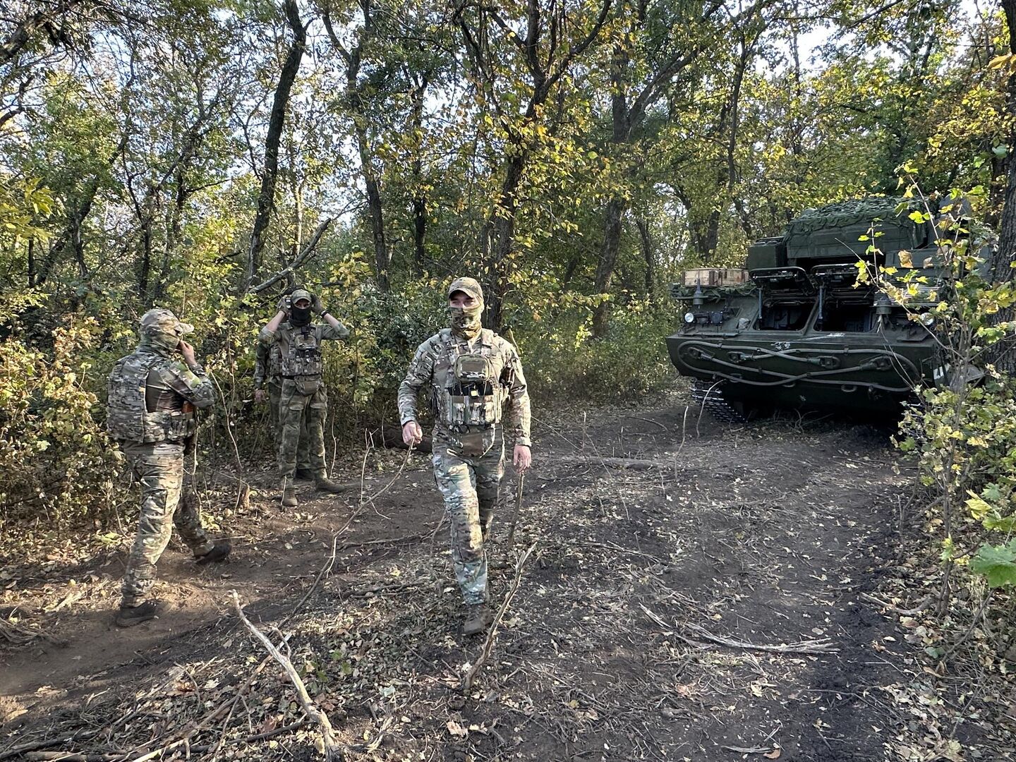 Расчет ЗРК Тор-М2 на боевой позиции Расчет ЗРК Тор-М2 на боевой позиции