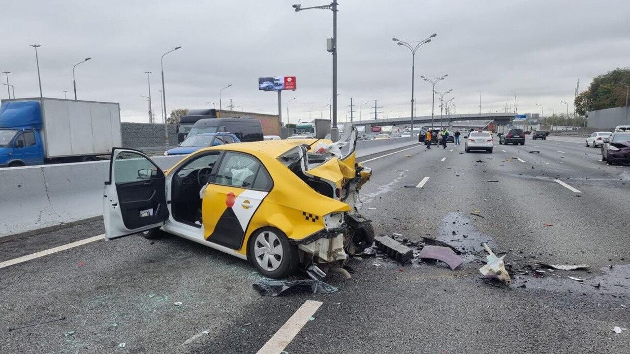 На МКАД водитель Hyundai влетел в две машины, затем столкнулся еще с двумя  - РИА Новости, 02.10.2023