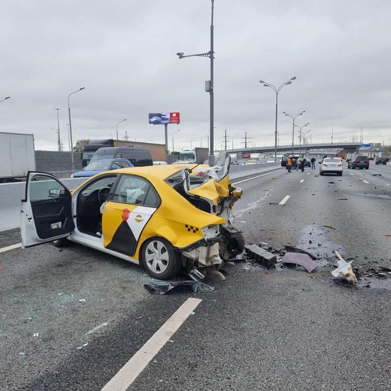 На МКАД водитель Hyundai влетел в две машины, затем столкнулся еще с двумя  - РИА Новости, 02.10.2023