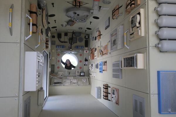 Модель помещения космической станции, изготовленная в цехе по производству арт-объектов для празднования Дня города Москвы