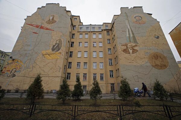 Роспись на стене дома в Петроградском районе Санкт-Петербурга