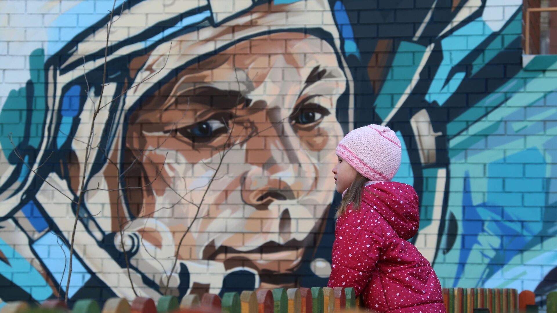 Граффити с изображением космонавта Юрия Гагарина на здании на Аллее Космонавтов в Москве - РИА Новости, 1920, 04.10.2023