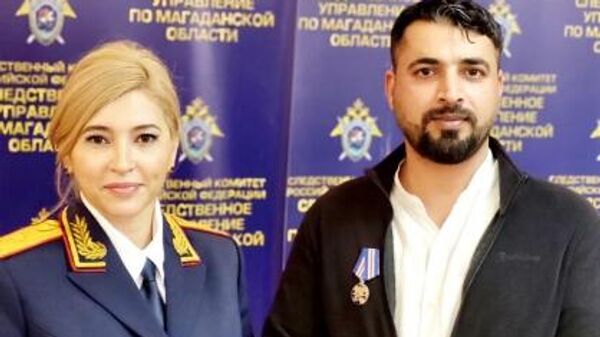 Руководитель управления СК РФ по Магаданской области Просина и Имам Аталаев, спасший тонущую беременную девушку