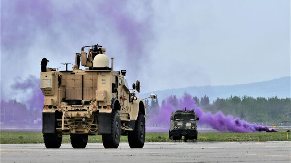 Военнослужащие 11-й воздушно-десантной дивизии вооруженных сил США передвигаются на военных автомобилях во время учений на Аляске