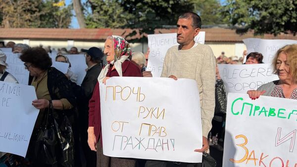 Митинг оппозиции перед зданием Конституционного суда в Кишиневе